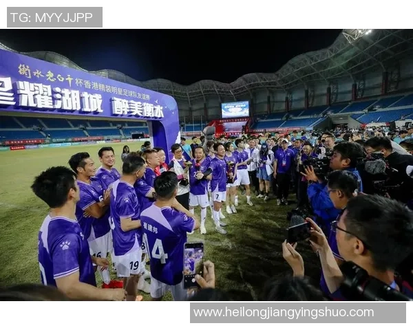 足球明星闪耀秀场展现风采引领时尚潮流与运动魅力完美结合